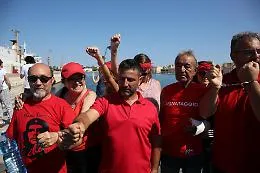 Diciotti a Trapani tra magliette rosse e l'indifferenza della citt&agrave;