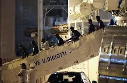 Il Colle sblocca l'&ldquo;impasse&rdquo;, sbarcati dalla nave Diciotti i 67 profughi