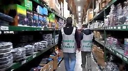 Misterbianco, stockhouse del falso Sequestrato un milione di oggetti