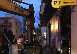 Acireale: sradicano il Postmat ma arrivano i carabinieri e fuggono