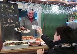 Barista accetta da oggi le lire per sconfiggere la crisi economica