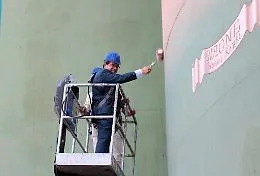 Catania, la street art rid&agrave; colore al porto: ecco i "nuovi" silos