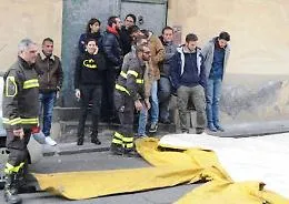 Catania, sgombero stabile occupato: famiglia protesta sui tetti