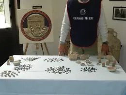 Deprevano i siti archeologici siciliani e rivendevano reperti all'estero: 2 arresti