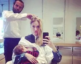 Eva, top palermitana sempre col beb&egrave;: allatta dove pu&ograve;