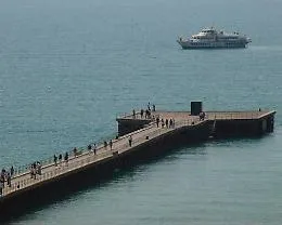  Il pontile   sulla spiaggia dello Sbarco degli Alleati andr&agrave; gi&ugrave;  ma la memoria rester&agrave;