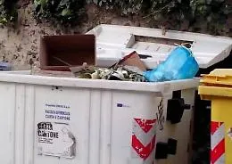 Gett&ograve; neonata nel cassonetto il padre al pm: &laquo;Era depressa&raquo;