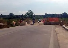Il ponte di Cassibile &egrave; off limits ma ci transitano tutti