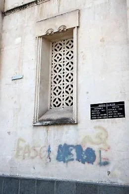 Imbrattata la chiesa della messa per Mussolini