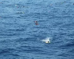 Migranti: barcone in difficolt&agrave; verso le coste siciliane, salvati in 484