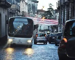 Senza biglietto su bus, morde controllori a Palermo