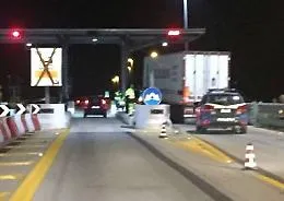Un altro Tir incastrasto nel finto casello sulla Sr-Gela