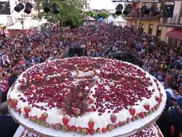 Una torta di 2.000 kg chiude a Maletto una sagra della fragola con boom di presenze