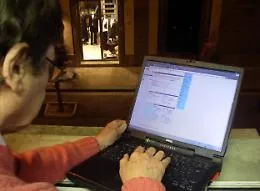 Truffata da falsi operatori antifrode, fa un bonifico da 29.500 euro ma poi denuncia: denaro "salvato", indagini in corso