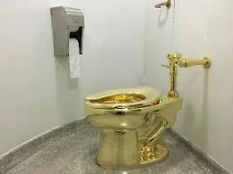 Il water d&rsquo;oro finisce all&rsquo;asta: l&rsquo;America di Cattelan vale 10 milioni