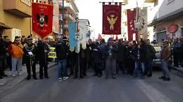 La crisi della Raffineria, Gela si mobilita Negozi chiusi, in piazza operai, studenti, Chiesa