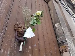 Una rosa gialla e un biglietto per Adele Funzionari Farnesina a Dacca per rientro salme