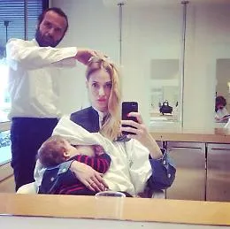 Eva, top palermitana sempre col beb&egrave;: allatta dove pu&ograve;