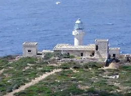 Faro di Capo Murro di Porco abbandonato e invaso dai rifiuti