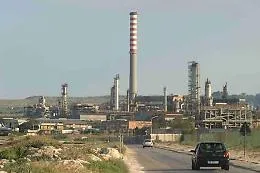 Edili: sit-in davanti alla Lukoil