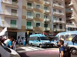 Protesta contro "Buona scuola":  a Catania palloncini pieni di vernice contro mezzi Polizia