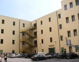 Atti osceni in luogo pubblico nei pressi del Liceo "Cutelli": indagato 36enne catanese
