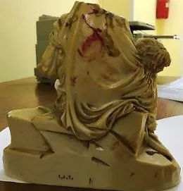 Catania, colpisce con una statuetta di marmo ex moglie e la scaraventa dalle scale: arrestato