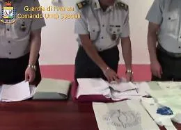 GdF sequestra 200 mila shopper tra la Sicilia e la Calabria