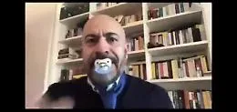 M5s, Gianluigi Paragone col ciuccio per sfottere  Di Maio