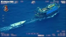Cos&igrave; dalla nave madre trasbordano sui barconi pi&ugrave; piccoli i migranti
