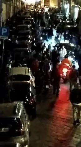 Covid, niente mascherine e zero distanziamento in zone movida a Catania