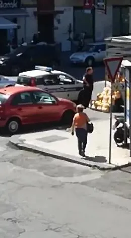 Catania, procedimento disciplinare per i vigili urbani che comprano frutta da un rivenditore abusivo