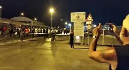 Lampedusa, la Sansovino non arriva ed esplodono le proteste