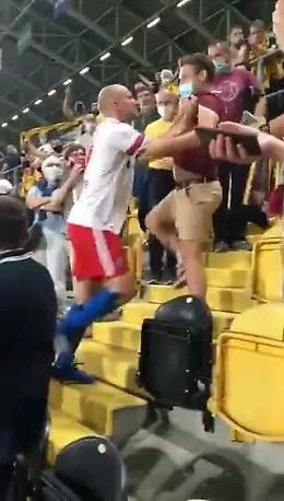 Germania, difensore sale in tribuna e aggredisce tifoso che lo insulta