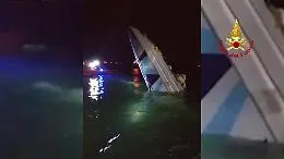 Venezia, le immagini dell'off shore che si &egrave; schiantato sulla diga: cos&igrave; &egrave; morto il campione Fabio Buzzi