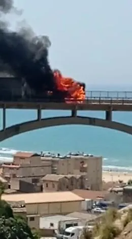 Porto Empedocle, camion in fiamme: paura sul viadotto  Salsetto