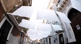 Catania, quei lenzuoli candidi stesi in via Santa Barbara: un'opera che &ldquo;abbraccia&rdquo; tutti e valorizza il centro storico
