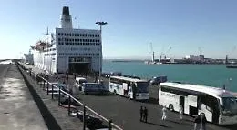 Catania, sbarcati dalla Azzurra 123 migranti: sono tutti negativi