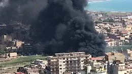 Nube di fumo avvolge Licata: rifiuti in fiamme nell'ex mattatoio comunale