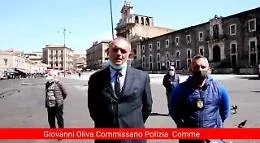 Coronavirus, in Piazza Carlo Alberto tra i controlli dei vigili e la solidariet&agrave; dei volontari