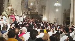 Catania, l'abbraccio dei fedeli a Sant'Agata
Ora &egrave; fuori la Cattedrale per il giro esterno