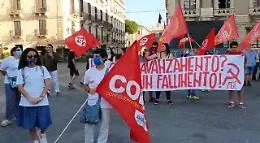 "Priorit&agrave; alla scuola", anche a Catania prof, personale Ata, studenti e genitori in piazza
