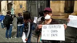 &laquo;Stiamo morendo di fame&raquo;, a Catania la protesta di chi non ha buoni spesa