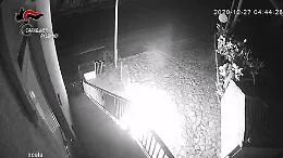 Lancia tre bottiglie incendiarie contro la caserma dei carabinieri: incastrato dai video