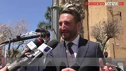 La gaffe di Cancelleri: &laquo;Sono tornati i turisti&raquo;. Invece era la nave dei migranti