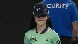 Australian Open, il bacio di Nadal alla raccattapalle colpita per errore