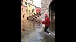 Venezia, il selfie con l'acqua alta &egrave; una comica: il turista cade nel canale