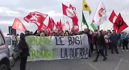 Sigonella, corteo pacifista davanti la base militare per dire no alla guerra