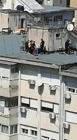 A Palermo la (pericolosissima) grigliata sui tetti