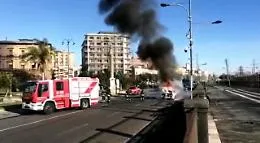 Catania, automobile in fiamme in piazza dei Martiri e traffico in tilt